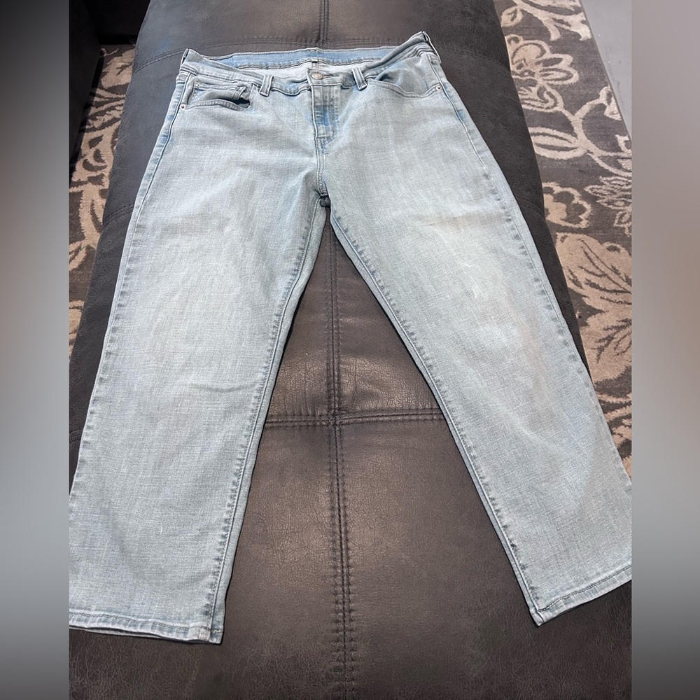 Levi stretch light wash capri pant 31/14